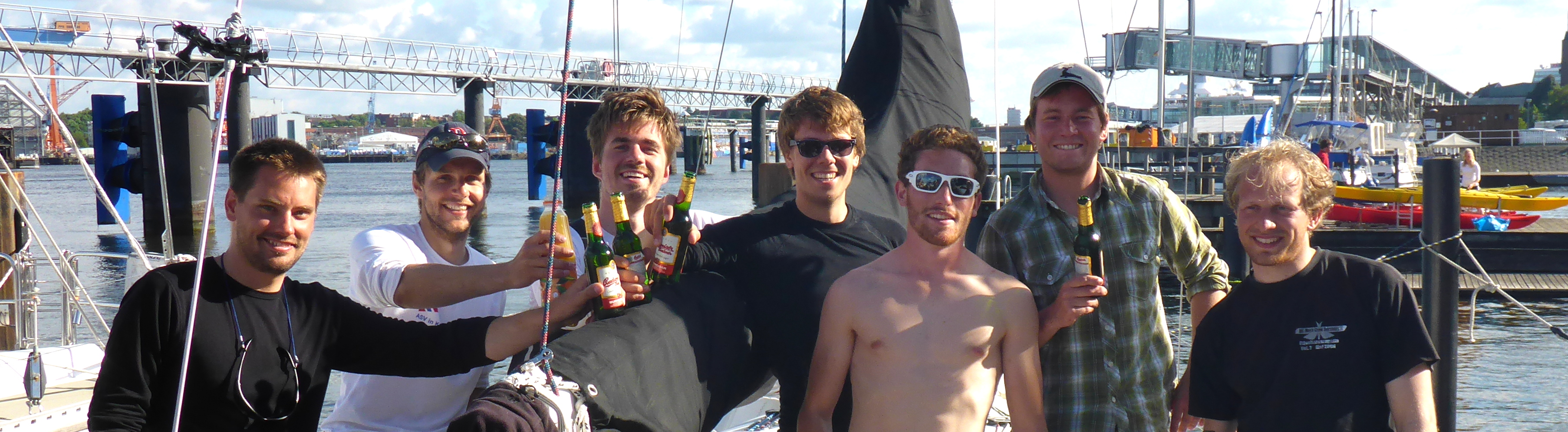 Mit einem kühlen Bier im Hafen begrüßt: Kay, Martin, Nils, Kai, Nico, Jens und Sören